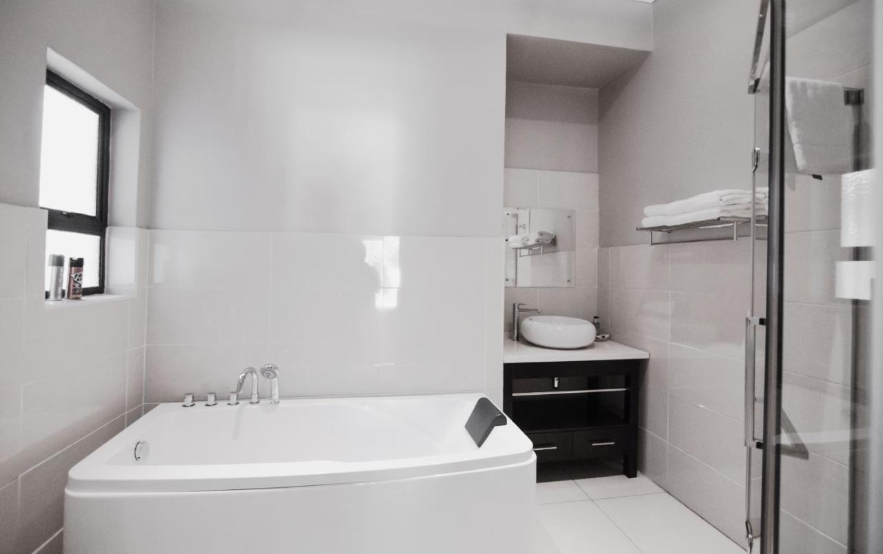 גאבורון The Capital Guest House מראה חיצוני תמונה