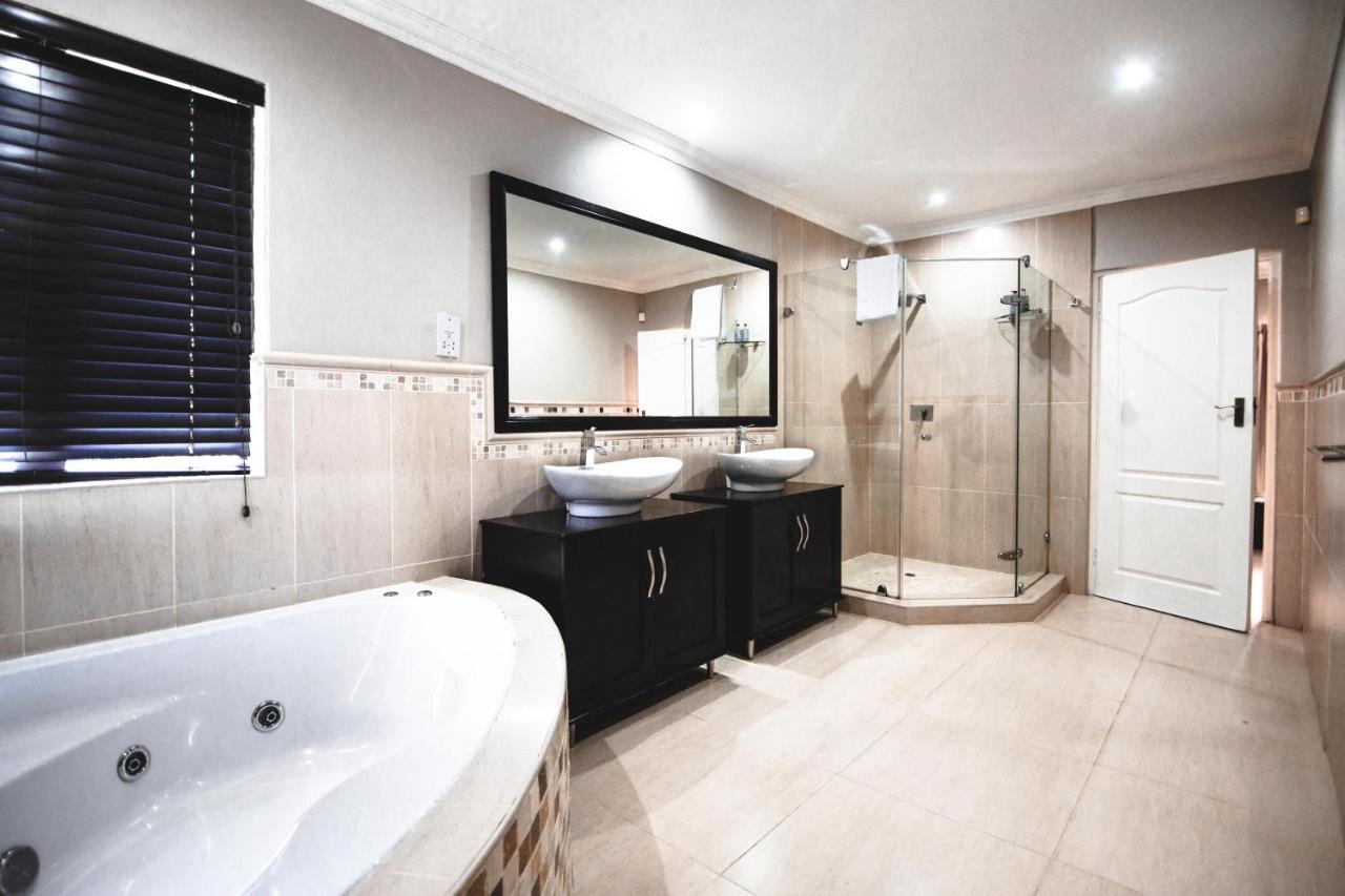 גאבורון The Capital Guest House מראה חיצוני תמונה