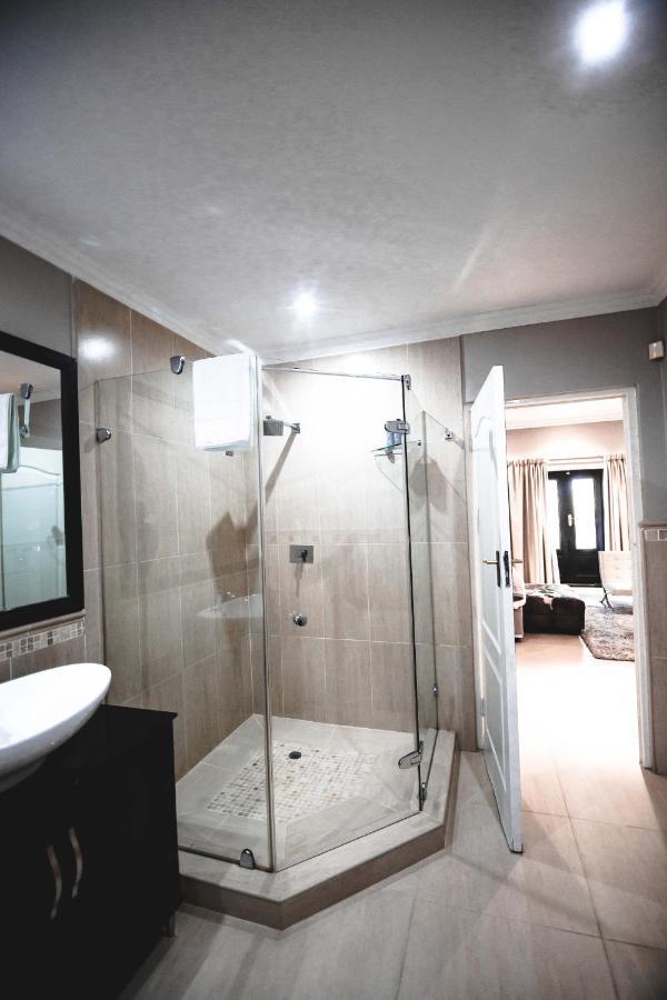 גאבורון The Capital Guest House מראה חיצוני תמונה
