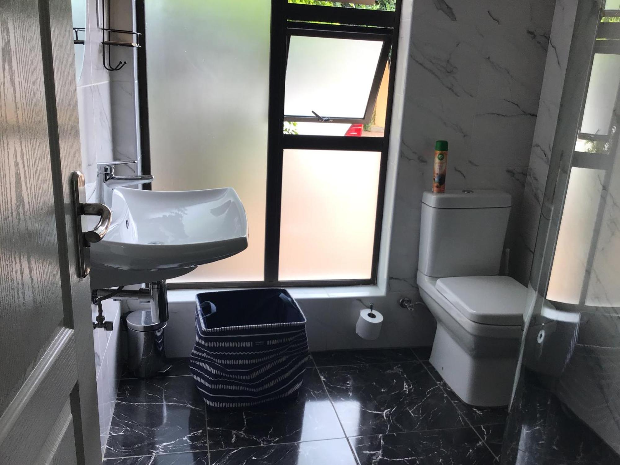 גאבורון The Capital Guest House מראה חיצוני תמונה