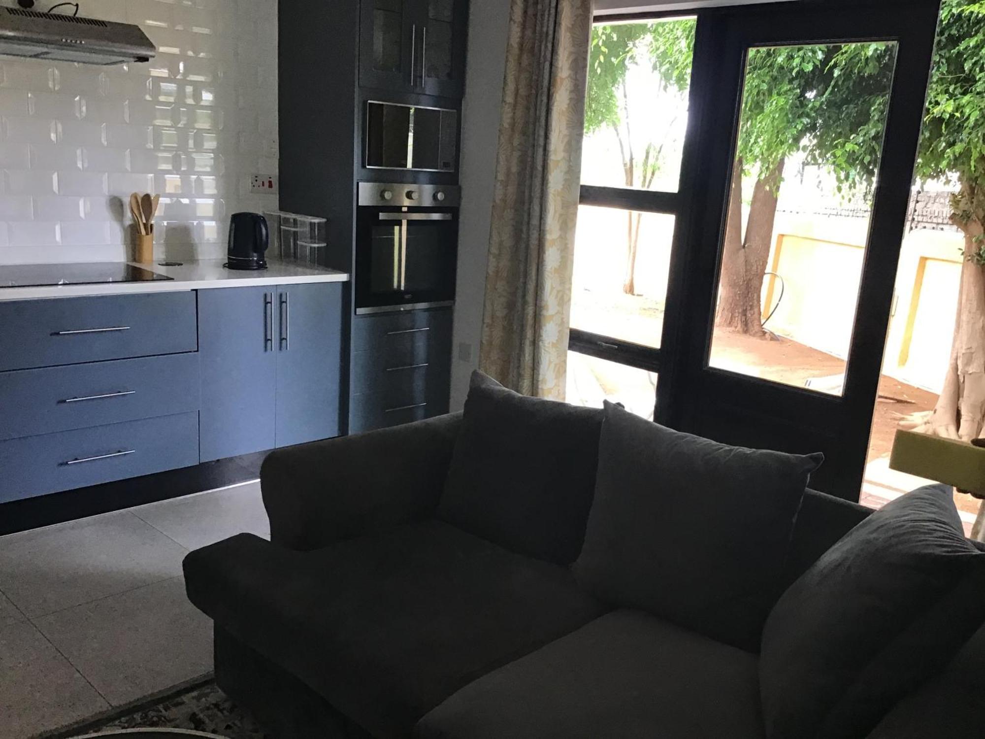 גאבורון The Capital Guest House מראה חיצוני תמונה