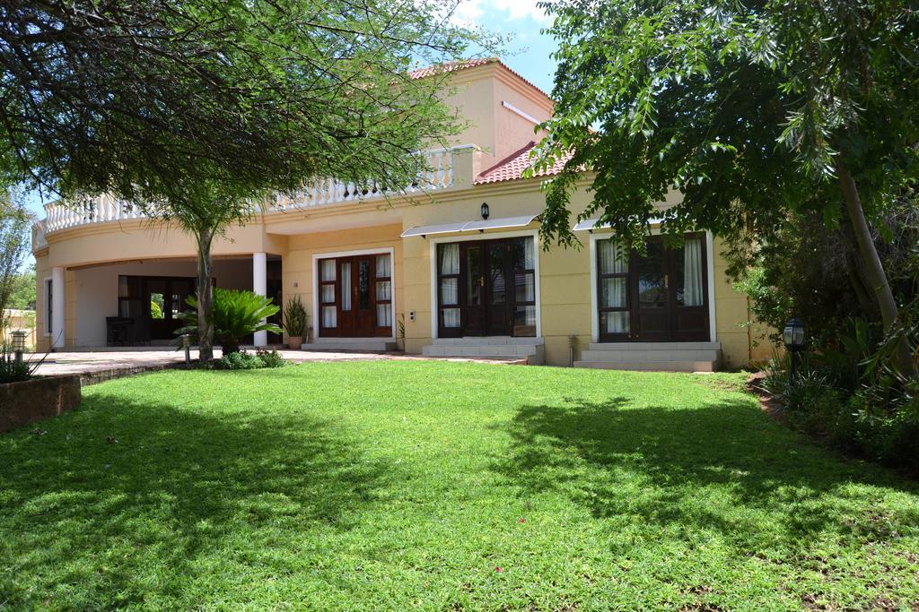 גאבורון The Capital Guest House מראה חיצוני תמונה