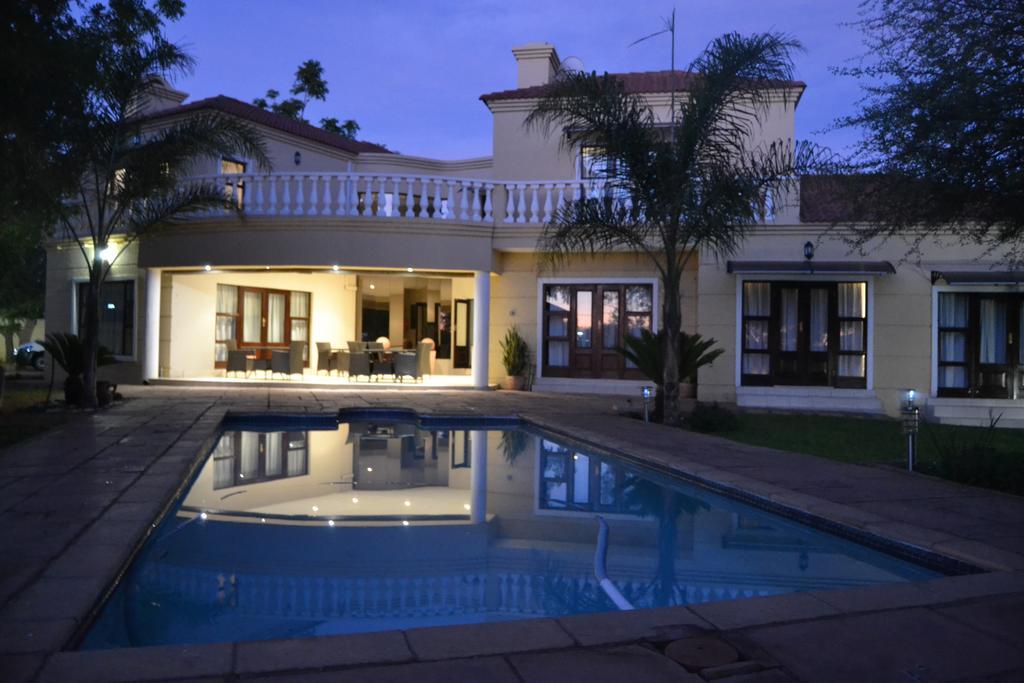 גאבורון The Capital Guest House מראה חיצוני תמונה