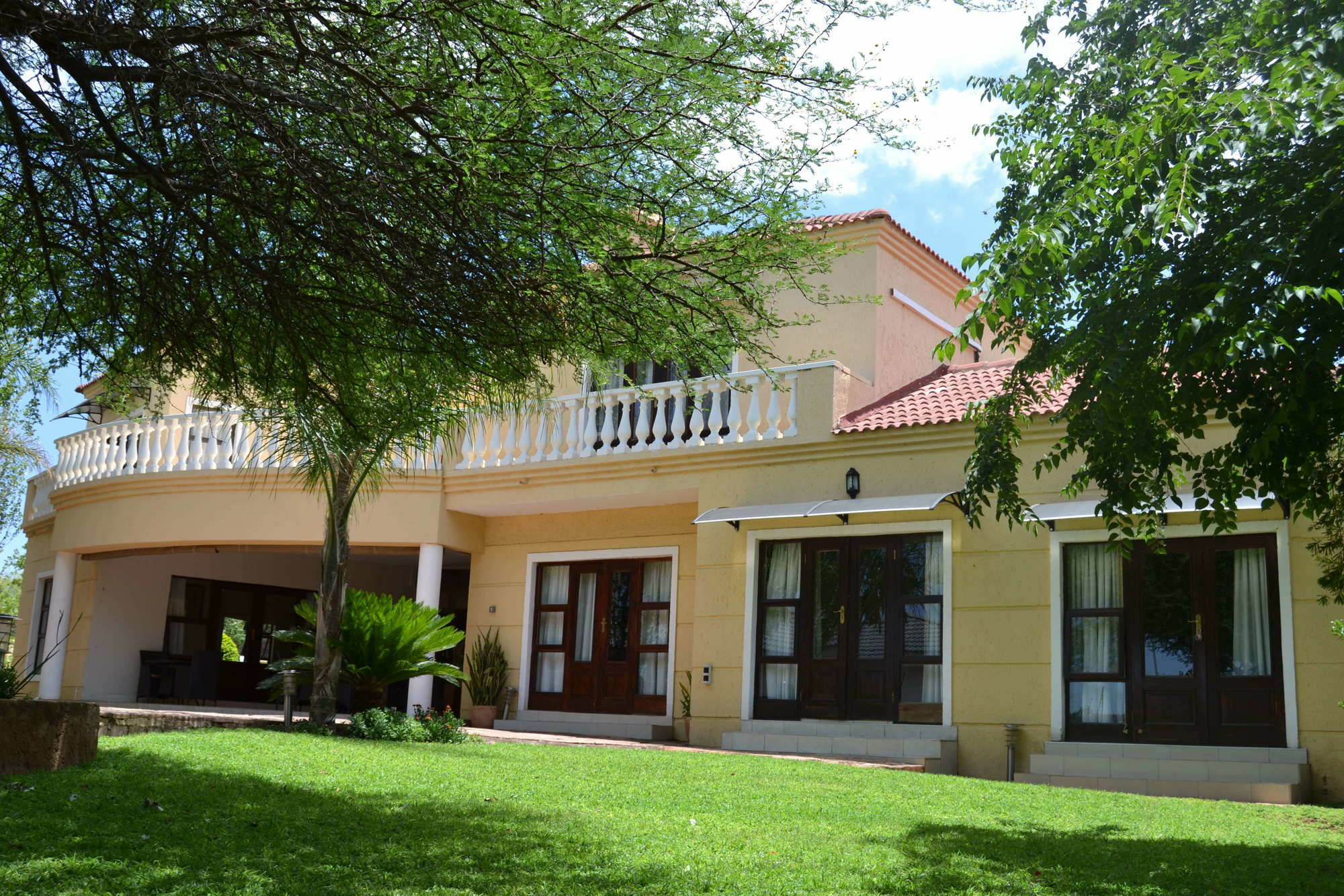 גאבורון The Capital Guest House מראה חיצוני תמונה