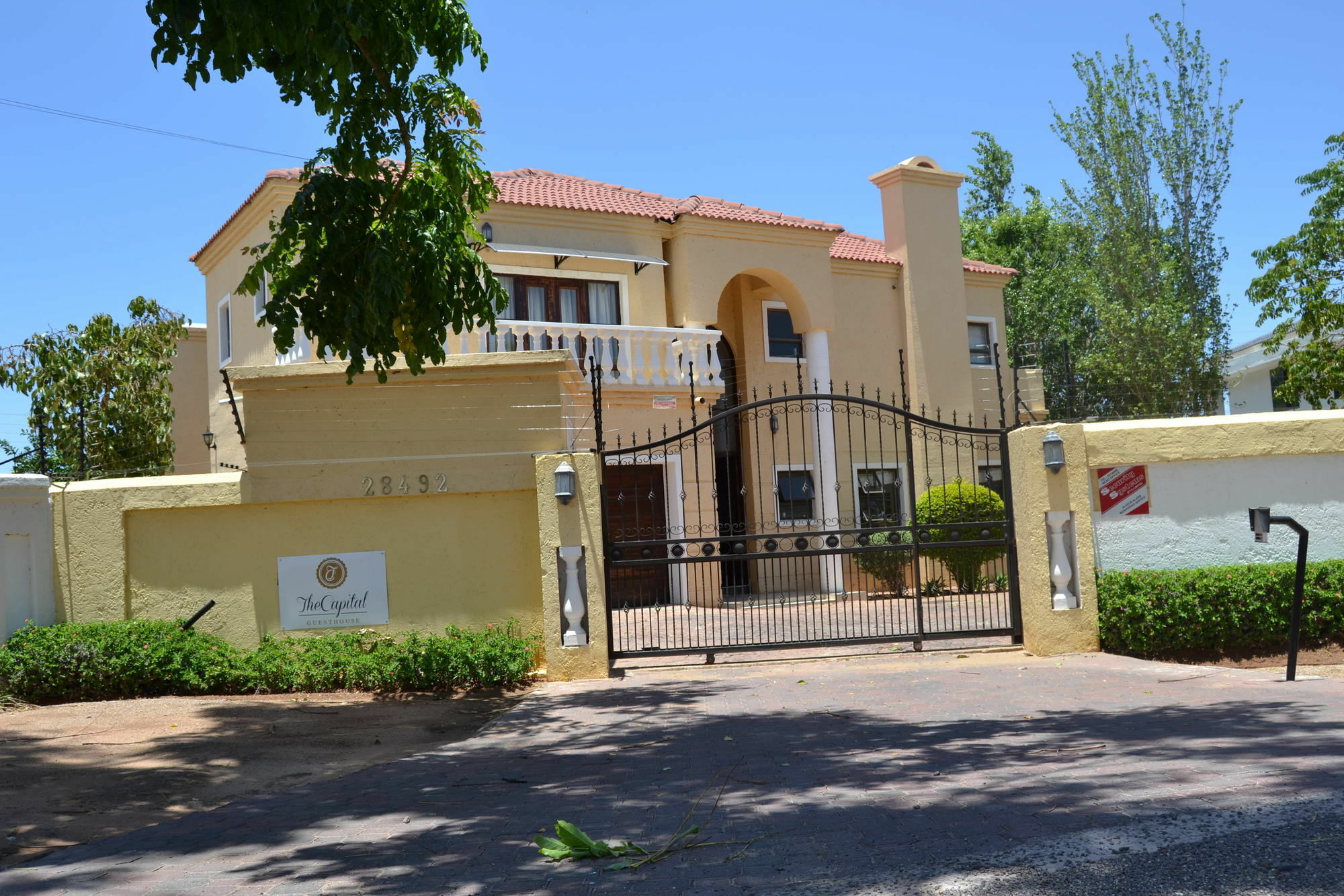 גאבורון The Capital Guest House מראה חיצוני תמונה