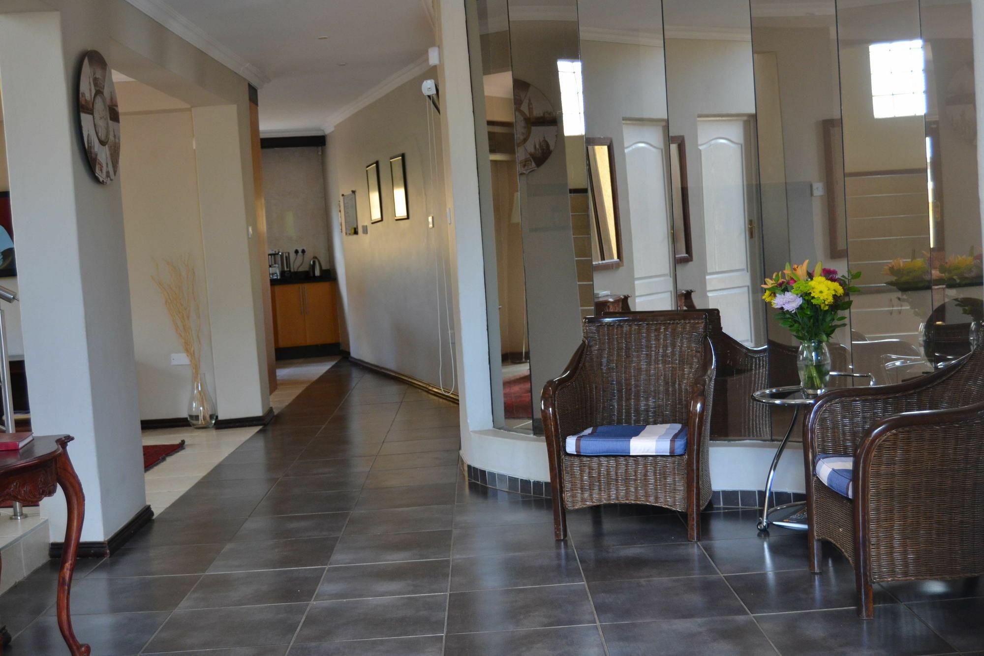 גאבורון The Capital Guest House מראה חיצוני תמונה